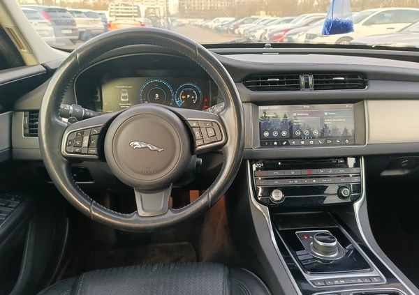 Jaguar XF cena 98900 przebieg: 135600, rok produkcji 2017 z Warszawa małe 529